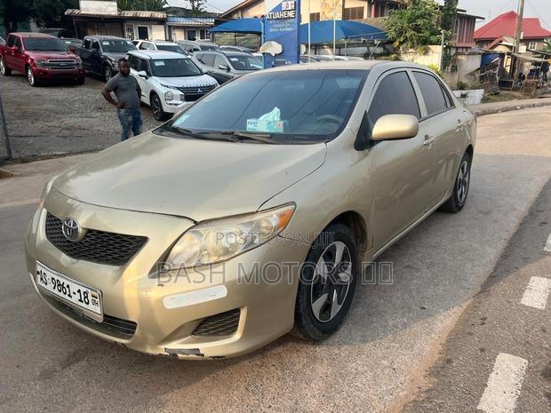 Toyota Corolla LE 4dr Sedan (1.8L 4cyl 4A) 2010 Gold
