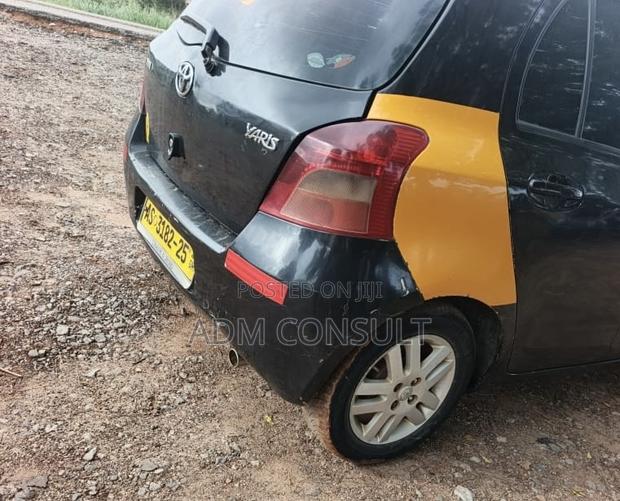 Toyota Yaris Base Hatchback 5dr 2011 Black