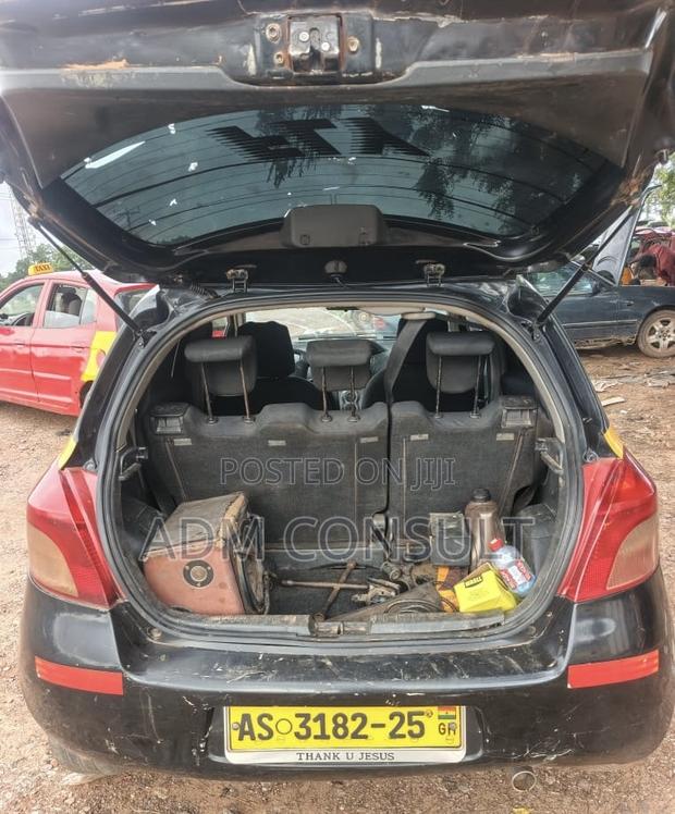 Toyota Yaris Base Hatchback 5dr 2011 Black