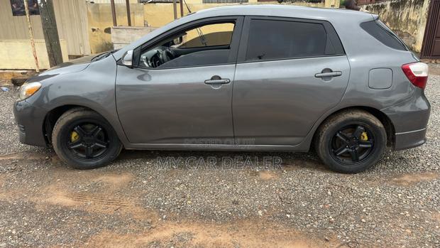 Toyota Matrix Hatchback FWD (1.8L 4cyl 5M) 2010 Gray