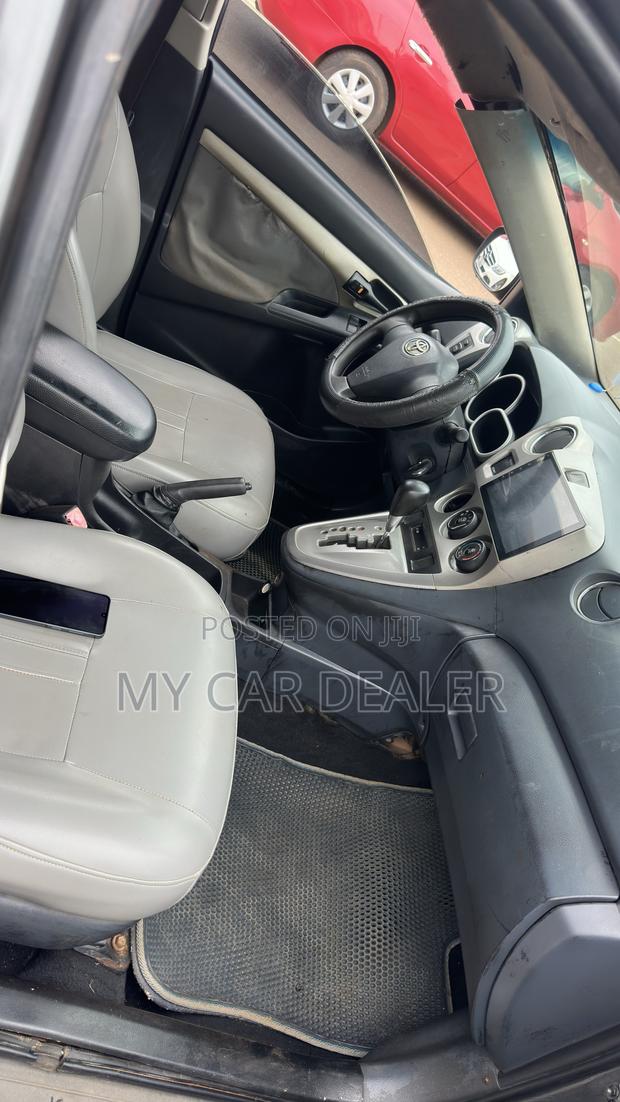 Toyota Matrix Hatchback FWD (1.8L 4cyl 5M) 2010 Gray
