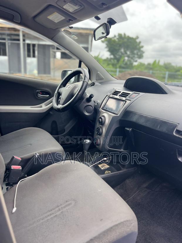 Toyota Vitz 1.3 AWD 5dr 2010 Silver