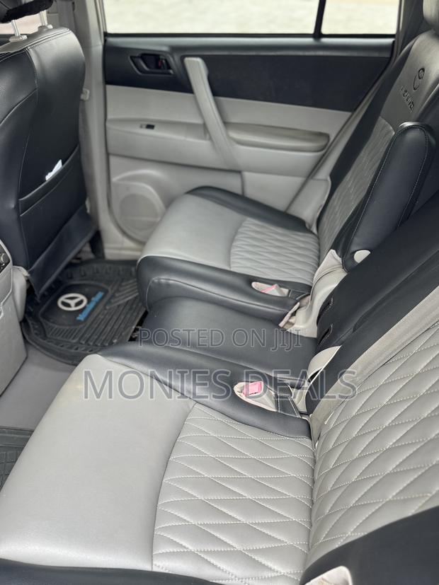 Toyota Highlander Base 2010 Gray