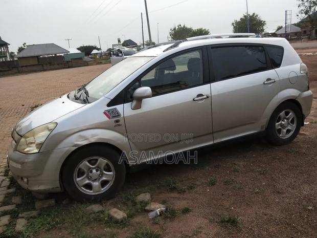 Toyota Verso 1.8 2009 Silver