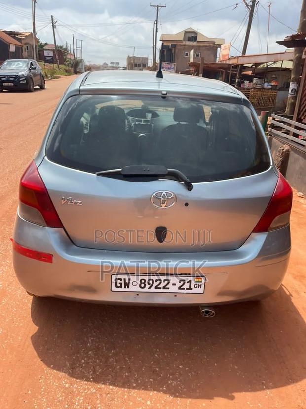 Toyota Vitz 1.5 FWD 5dr 2010 Gray
