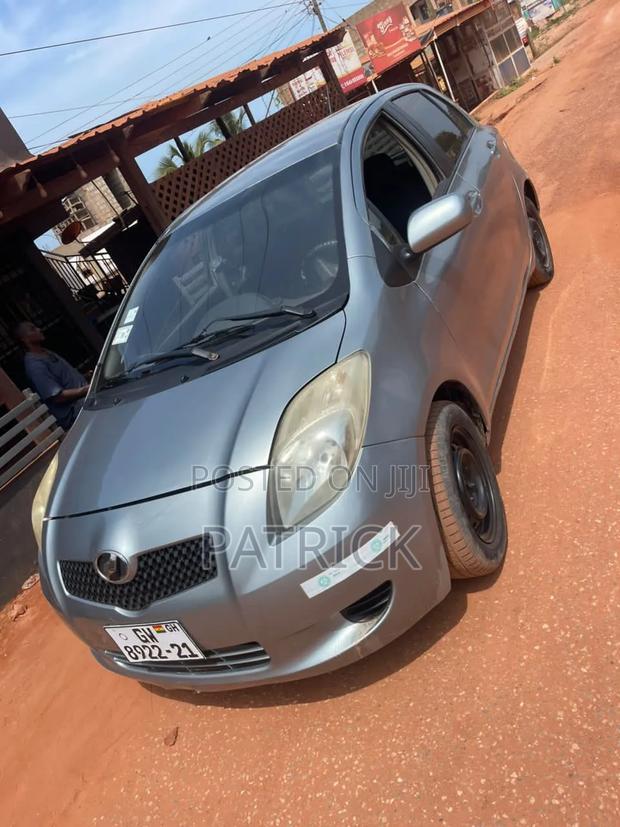 Toyota Vitz 1.5 FWD 5dr 2010 Gray