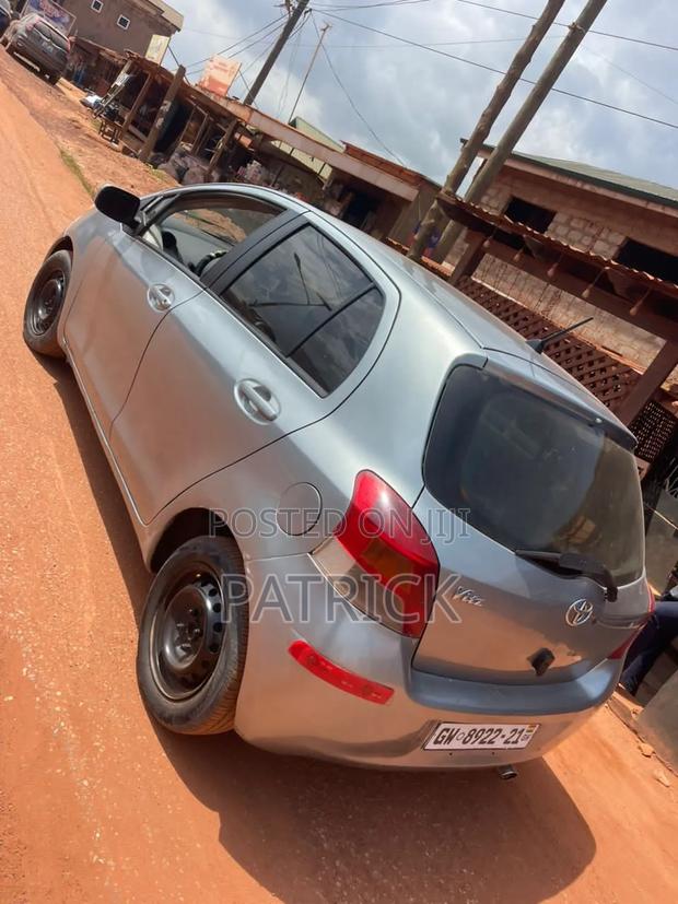 Toyota Vitz 1.5 FWD 5dr 2010 Gray