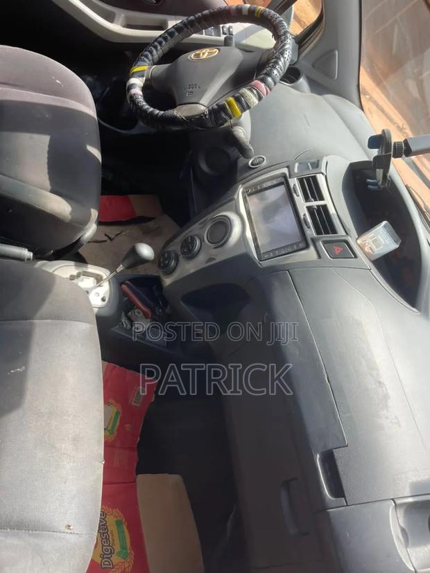 Toyota Vitz 1.5 FWD 5dr 2010 Gray