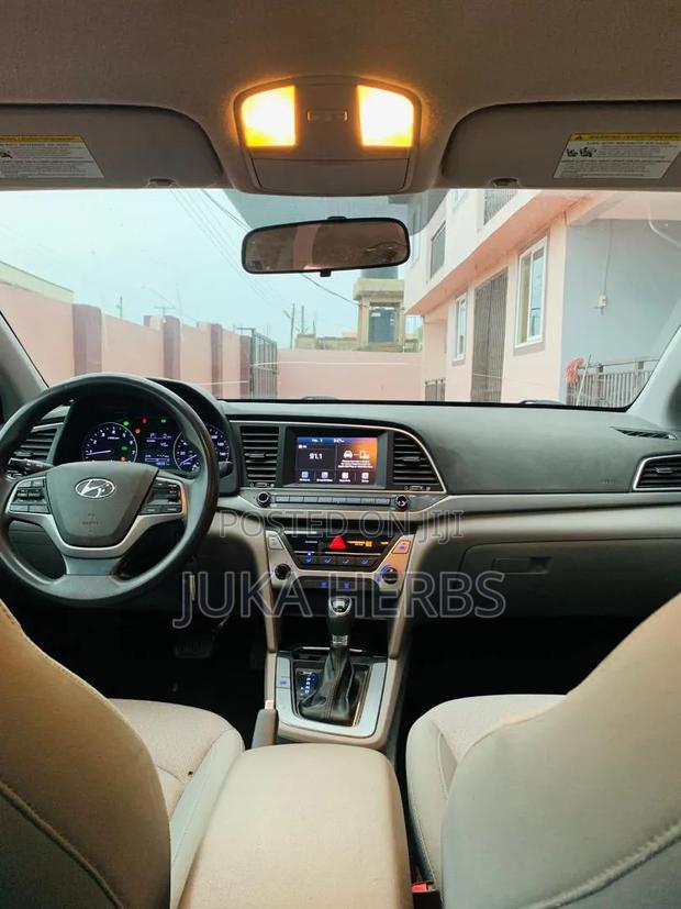 Hyundai Elantra SE Sedan FWD (2.0L 4cyl 6M) 2017 Red