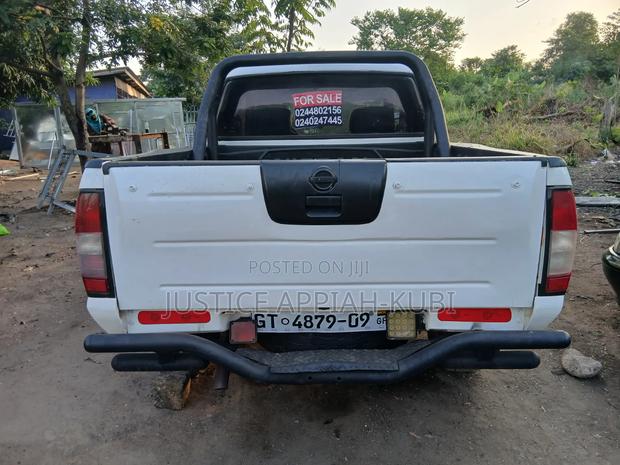 Nissan Hardbody 2009 White