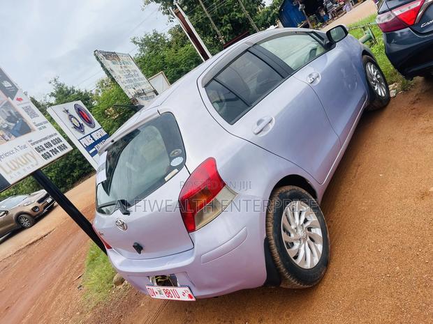 Toyota Vitz 2009 Silver