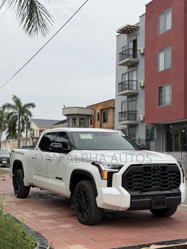 Toyota Tundra 2025 White