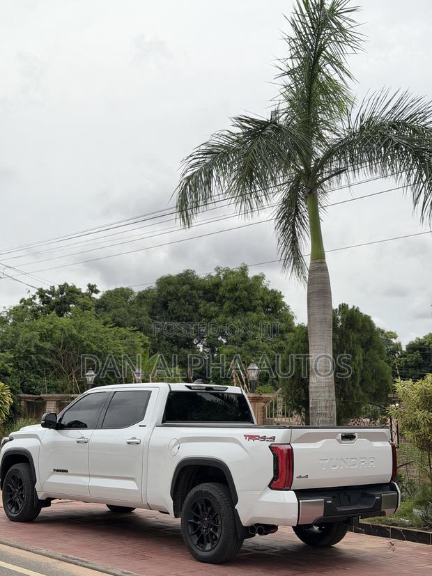 Toyota Tundra 2025 White