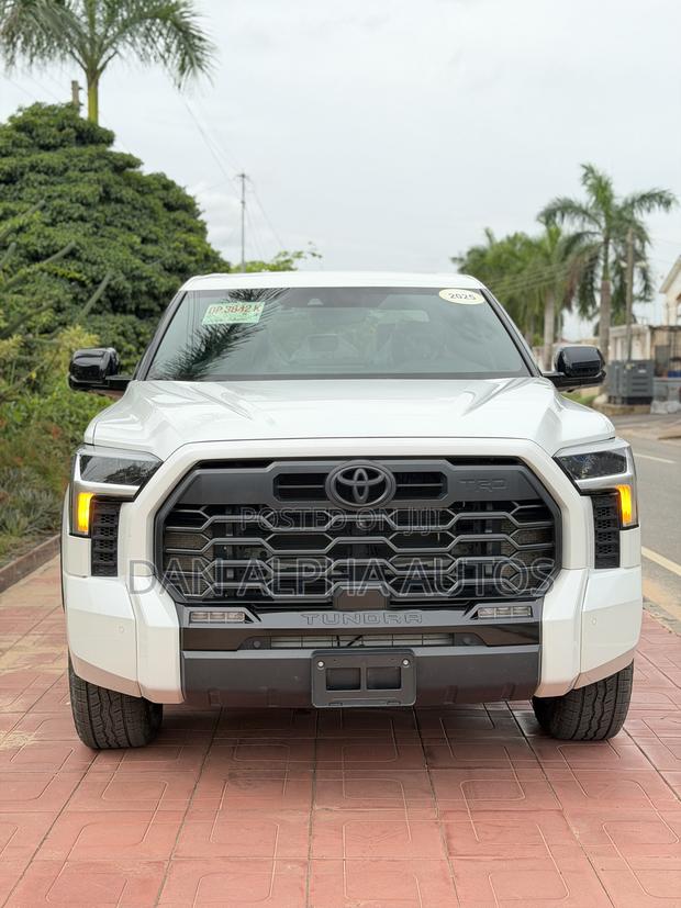 Toyota Tundra 2025 White