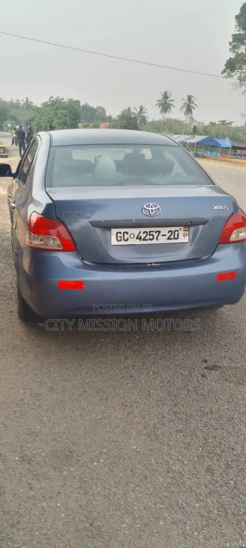 Toyota Yaris 2010 Gray