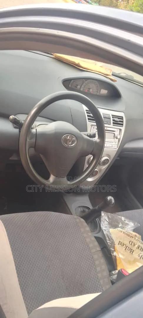 Toyota Yaris 2010 Gray