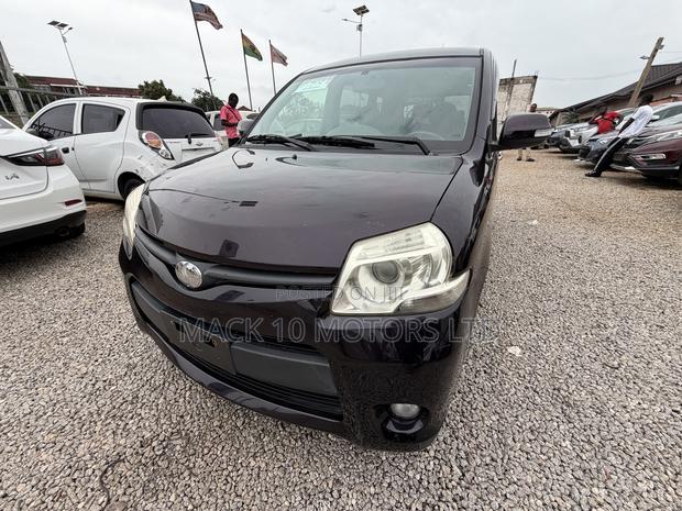 Toyota Sienta 1.5 FWD 2013 Burgundy