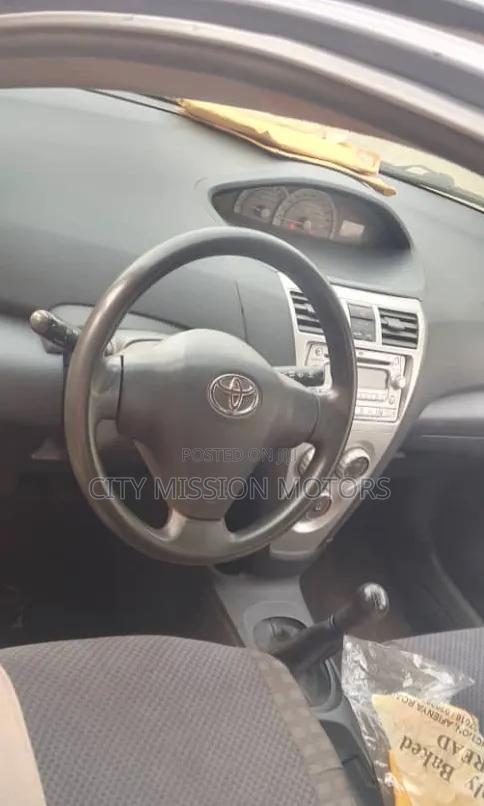 Toyota Yaris 2010 Gray