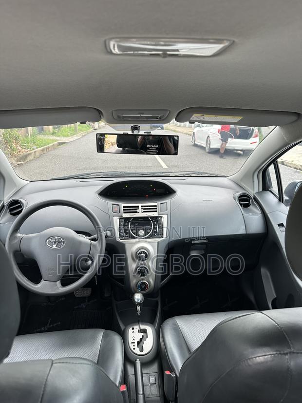 Toyota Yaris Base Hatchback 5dr 2010