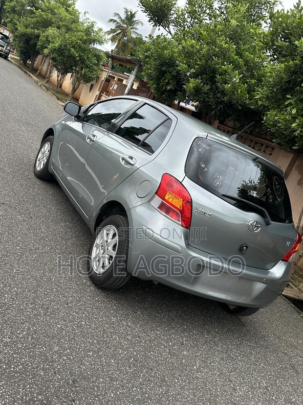 Toyota Yaris Base Hatchback 5dr 2010