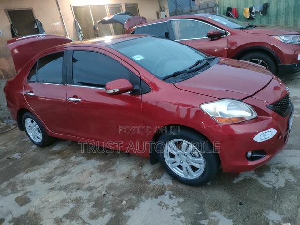 Toyota Yaris Base Sedan 4dr 2010 Red