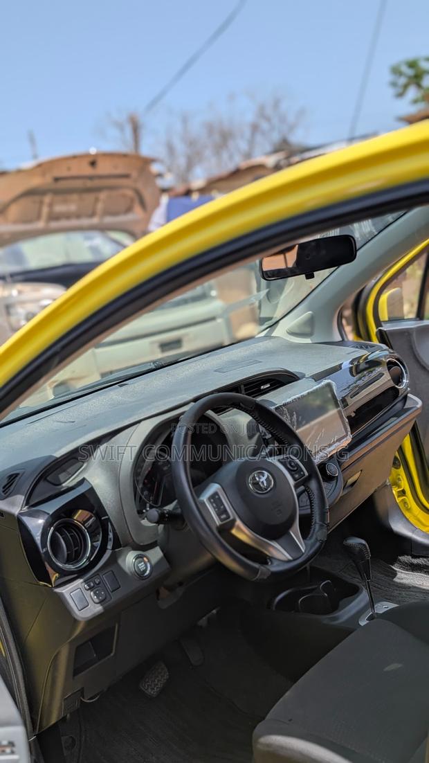 Toyota Vitz 1.5 FWD 5dr 2016 Yellow