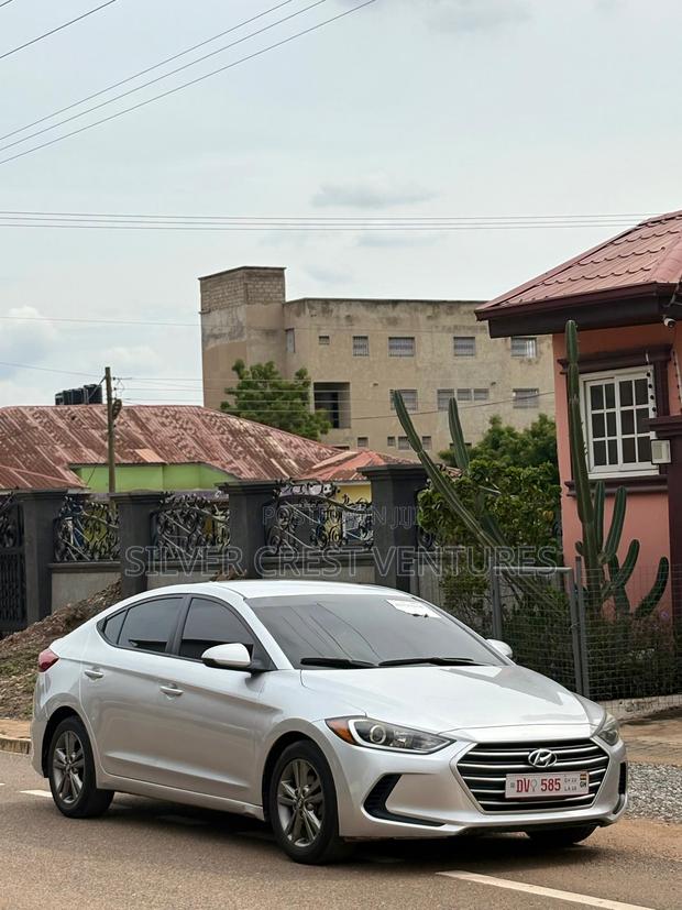 Hyundai Elantra SE Sedan FWD (2.0L 4cyl 6M) 2017 Gray