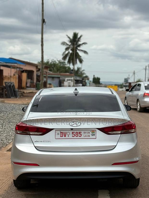 Hyundai Elantra SE Sedan FWD (2.0L 4cyl 6M) 2017 Gray