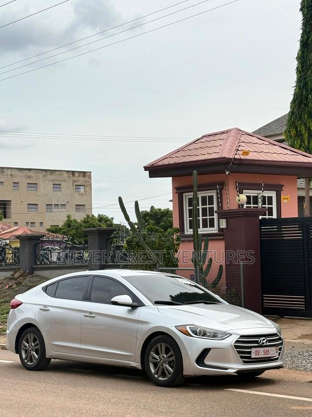 Hyundai Elantra SE Sedan FWD (2.0L 4cyl 6M) 2017 Gray