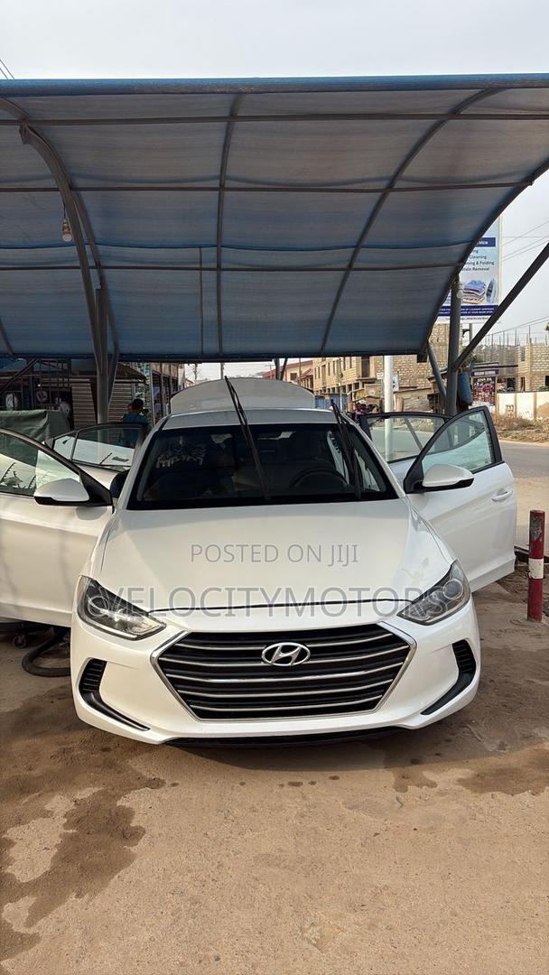 Hyundai Elantra SE Sedan FWD (2.0L 4cyl 6M) 2017 White