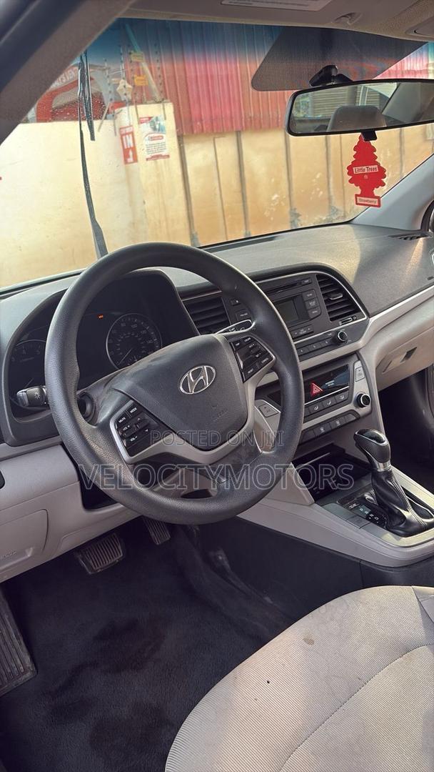 Hyundai Elantra SE Sedan FWD (2.0L 4cyl 6M) 2017 White