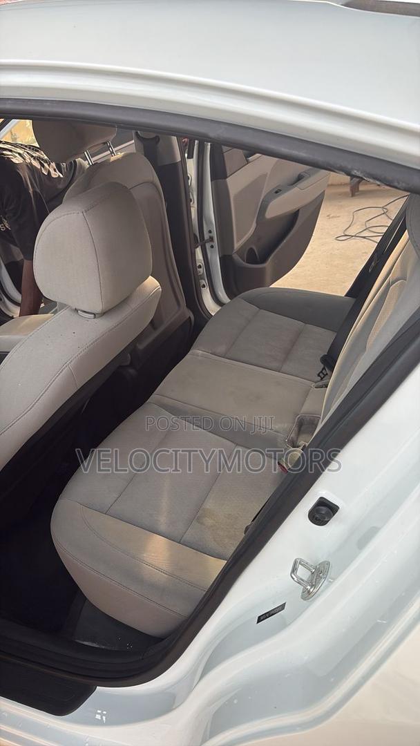 Hyundai Elantra SE Sedan FWD (2.0L 4cyl 6M) 2017 White