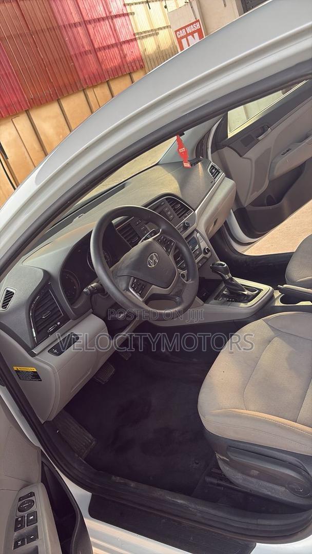 Hyundai Elantra SE Sedan FWD (2.0L 4cyl 6M) 2017 White