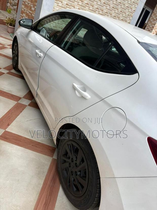 Hyundai Elantra SE Sedan FWD (2.0L 4cyl 6M) 2017 White