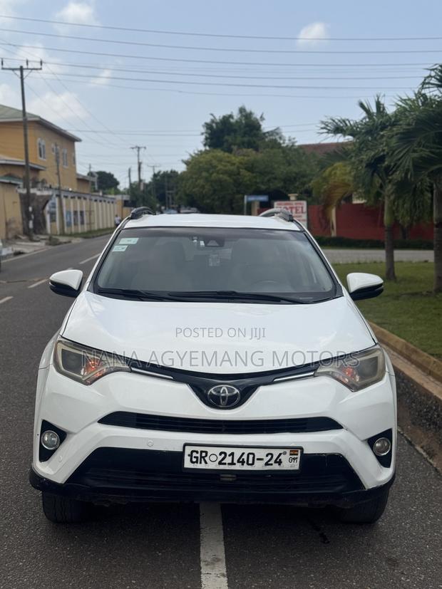 Toyota RAV4 XLE 4dr SUV (2.5L 4cyl 6A) 2018 White