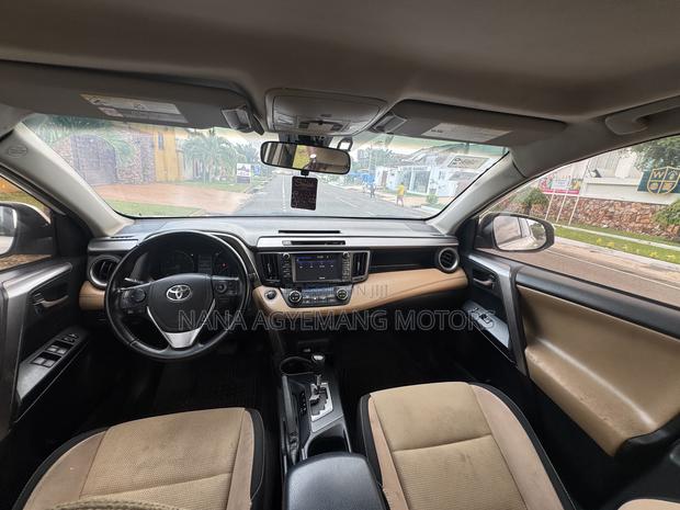 Toyota RAV4 XLE 4dr SUV (2.5L 4cyl 6A) 2018 White