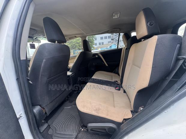 Toyota RAV4 XLE 4dr SUV (2.5L 4cyl 6A) 2018 White