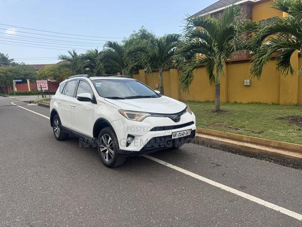 Toyota RAV4 XLE 4dr SUV (2.5L 4cyl 6A) 2018 White