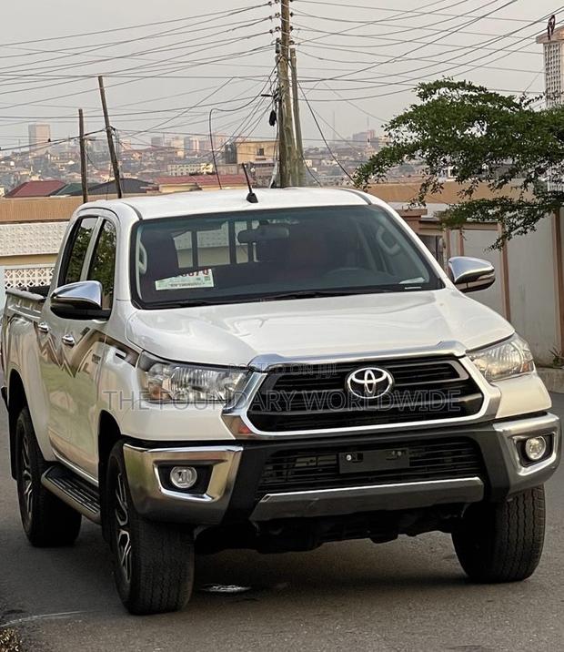 Toyota Hilux 2024 White