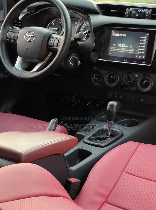 Toyota Hilux 2024 White