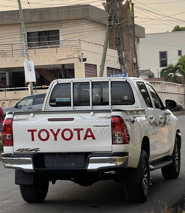 Toyota Hilux 2024 White