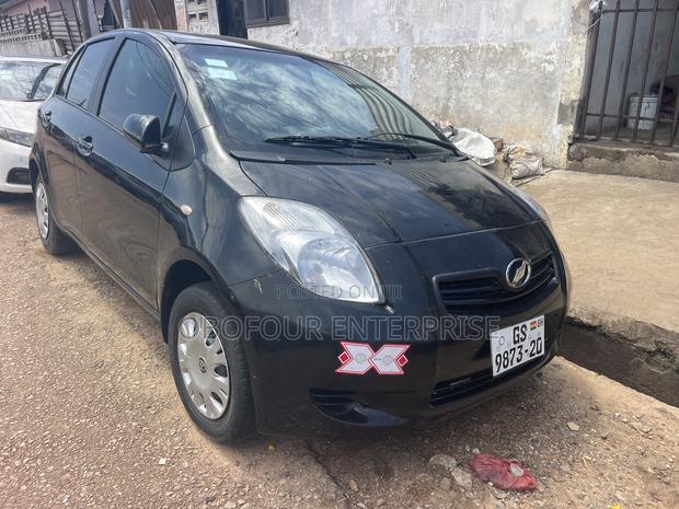 Toyota Vitz 1.5 FWD 5dr 2010 Black