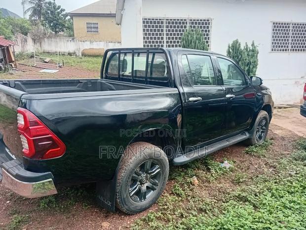 Toyota Hilux 2021 Black