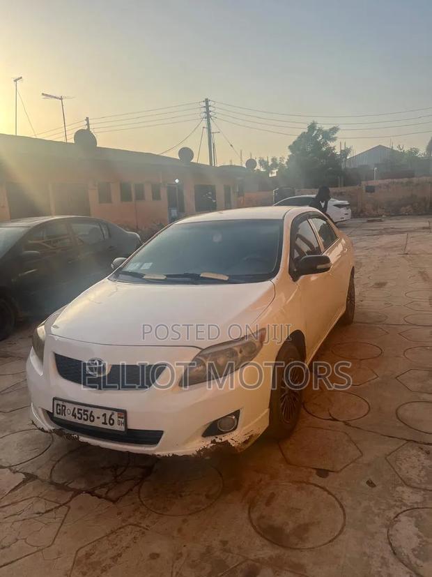 Toyota Corolla Base 4dr Sedan (1.8L 4cyl 5M) 2010 White