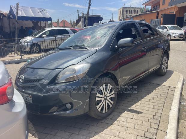 Toyota Yaris Base Sedan 4dr 2010 Black