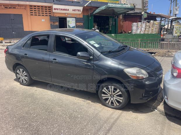 Toyota Yaris Base Sedan 4dr 2010 Black