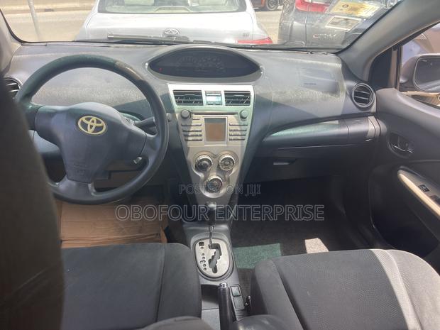 Toyota Yaris Base Sedan 4dr 2010 Black