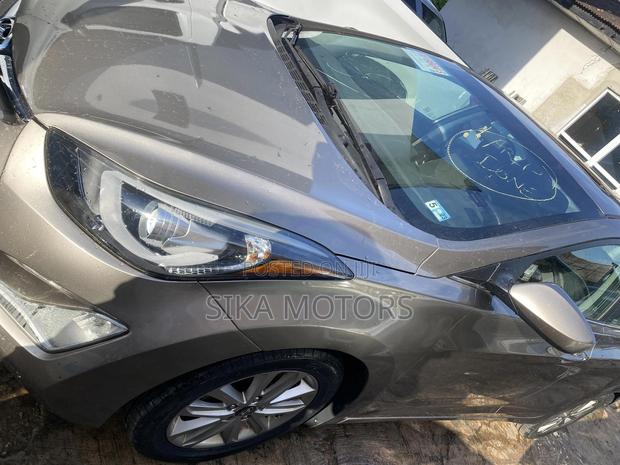 Hyundai Elantra 2017 Gold
