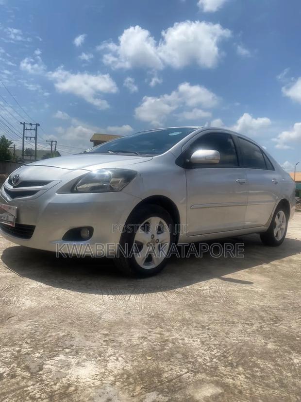 Toyota Yaris SE Hatchback 5dr 2012 Silver
