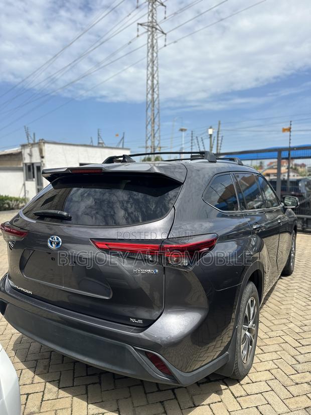 Toyota Highlander XLE 2022 Gray